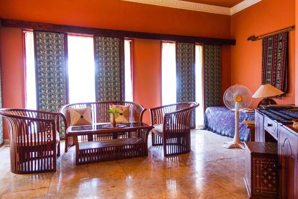 Family Room with Garden View